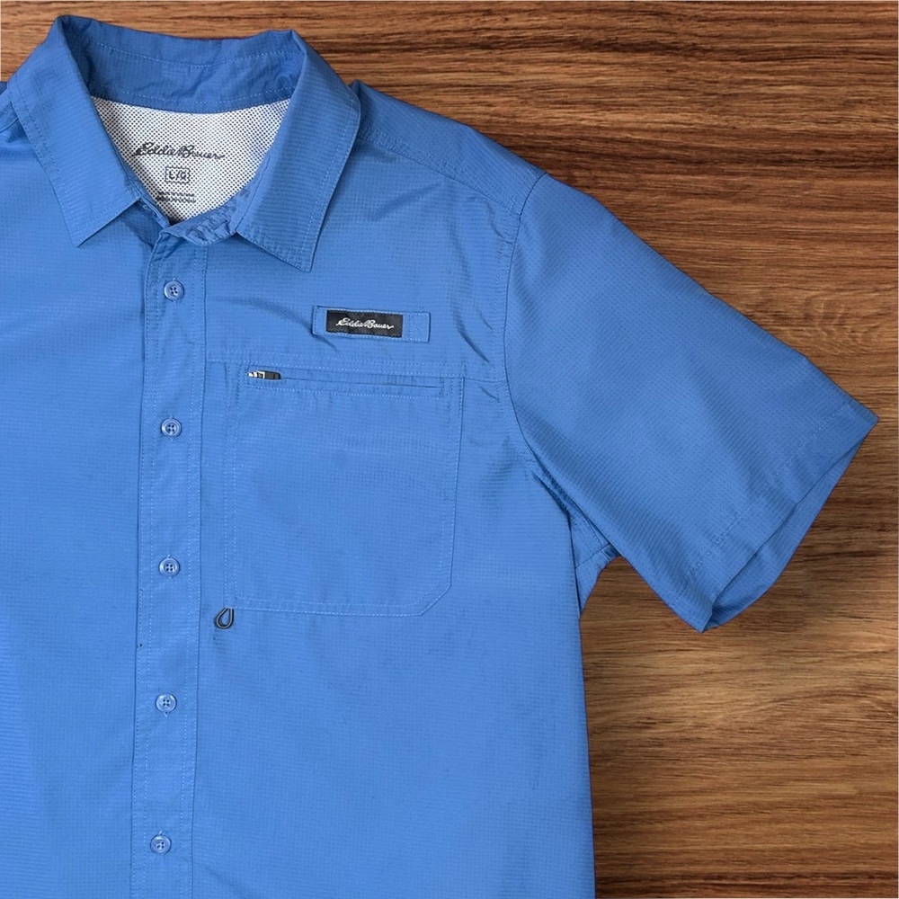 Eddie Bauer Men’s Short Sleeve Light Blue Fishing Shirt. Large.